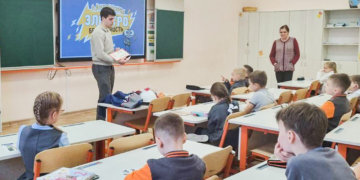 Перед зимними каникулами специалисты «Россети Новосибирск» напомнили школьникам правила электробезопасности