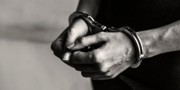 В Новосибирске задержали мошенника, забравшего у пенсионера 1,5 млн рублей