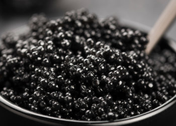 В России раскрыли секрет новогоднего стола. Что взлетело в продажах в 10 раз?