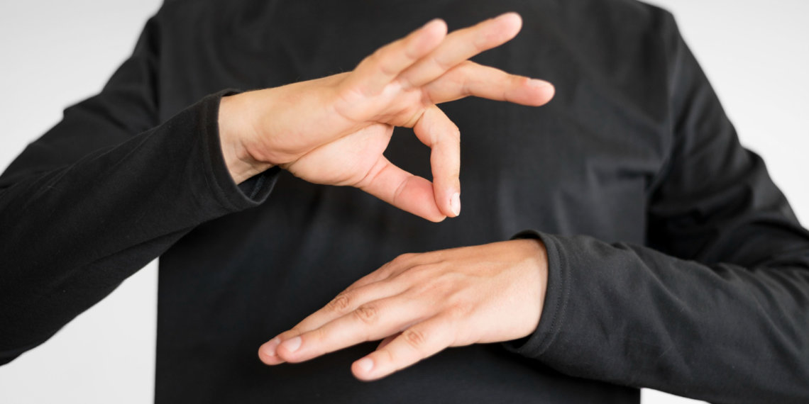 Равный доступ: как видеоконсультации на русском жестовом языке в сфере финансов и телекоммуникации помогают слабослышащим и глухим россиянам