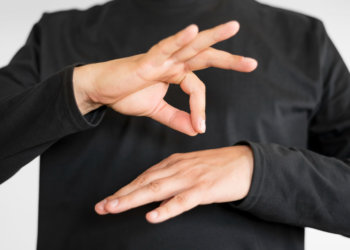 Равный доступ: как видеоконсультации на русском жестовом языке в сфере финансов и телекоммуникации помогают слабослышащим и глухим россиянам