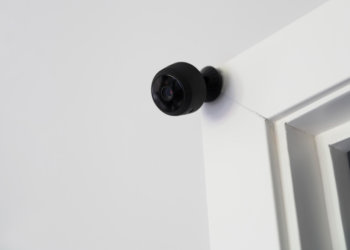 Без собрания — нельзя: сибирячка через суд убедила соседей снять камеру в подъезде в Новосибирской области