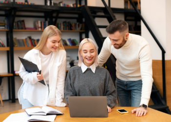 95,5 тыс. рублей в месяц в среднем зарабатывала российская молодёжь в 2025 году