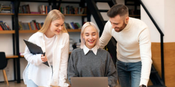 95,5 тыс. рублей в месяц в среднем зарабатывала российская молодёжь в 2025 году