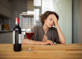 Нарколог опроверг мифы о народных методах борьбы с похмельем: рассол, баня и «опохмел» только вредят