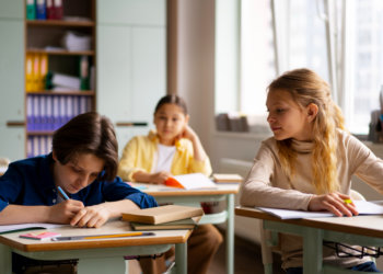 Вместо иностранного — духовная культура: новосибирских школьников ждет сокращение английского языка в расписании