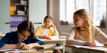 Вместо иностранного — духовная культура: новосибирских школьников ждет сокращение английского языка в расписании