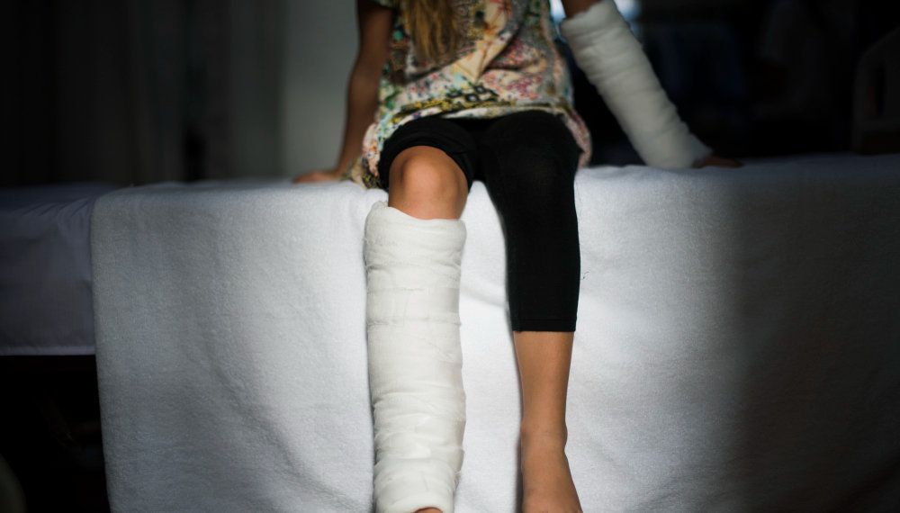 Пенсионерка сломала ногу в новосибирском троллейбусе и подала в суд