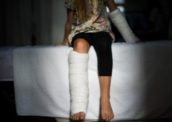 Пенсионерка сломала ногу в новосибирском троллейбусе и подала в суд