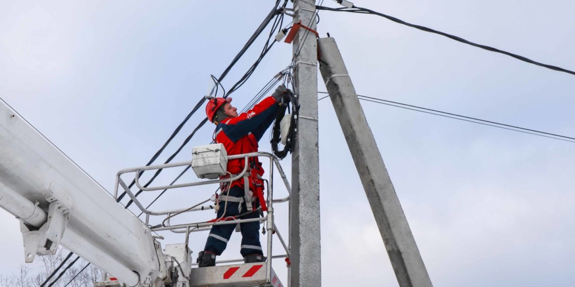 Новосибирские энергетики демонтируют незаконные подвесы линий связи на 6 000 опор ЛЭП