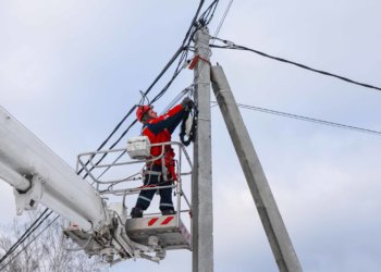 Новосибирские энергетики демонтируют незаконные подвесы линий связи на 6 000 опор ЛЭП