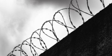 Заключенный угрожал изнасиловать надзирателя и получил новый срок в Новосибирской области