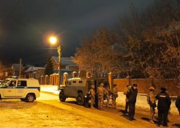 Выгнал жену на мороз и выстрелил: спецназ задержал красноярца, в доме с которым был ребёнок