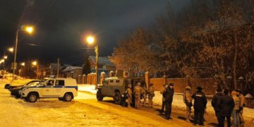 Выгнал жену на мороз и выстрелил: спецназ задержал красноярца, в доме с которым был ребёнок