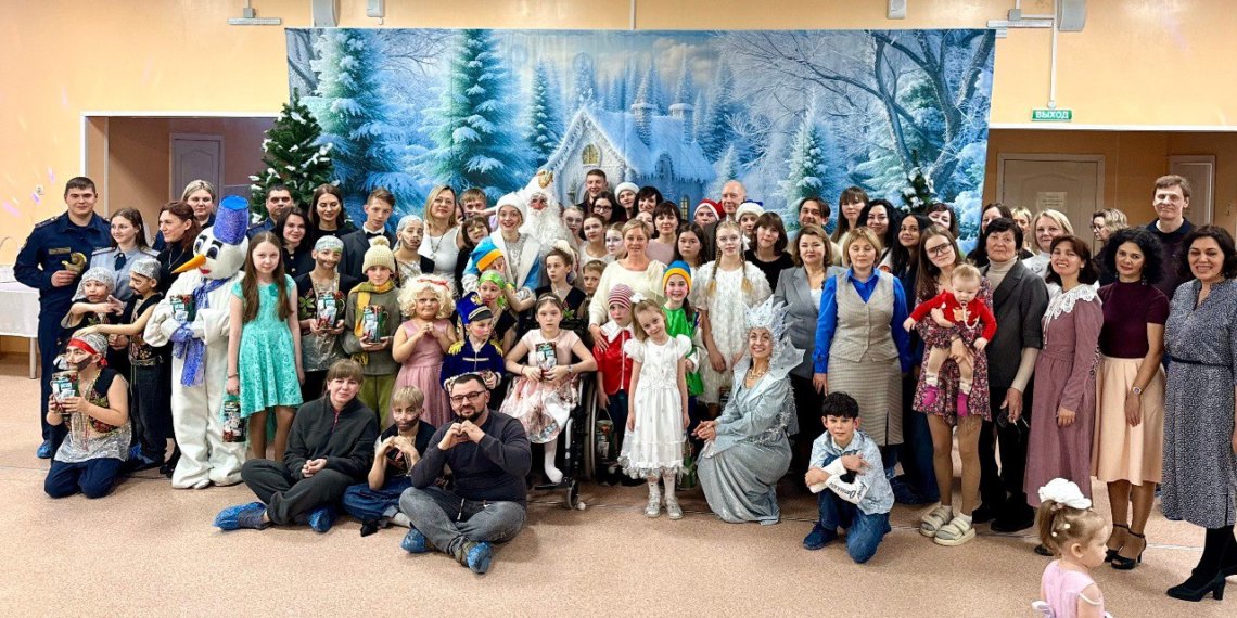 «Пусть чудес будет столько же, сколько снега в Сибири!»: воспитанников центра помощи детям «Созвездие» поздравили с Новым годом