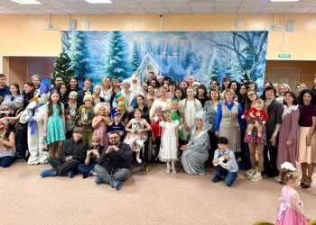 «Пусть чудес будет столько же, сколько снега в Сибири!»: воспитанников центра помощи детям «Созвездие» поздравили с Новым годом