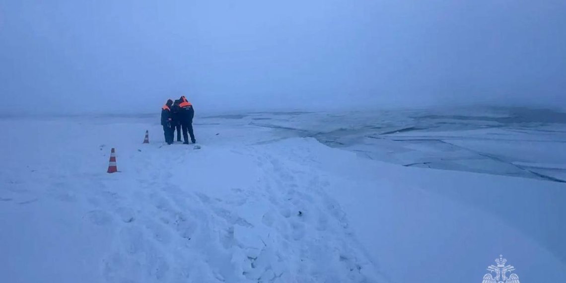 Семь человек провалились под лёд в автомобиле на реке Лена