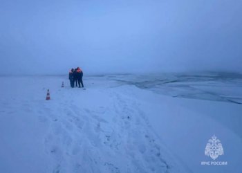 Семь человек провалились под лёд в автомобиле на реке Лена