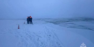 Семь человек провалились под лёд в автомобиле на реке Лена