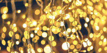 Новогодние гирлянды вне закона: ГАИ Новосибирска объяснила, почему оштрафовала таксистку за украшенную машину