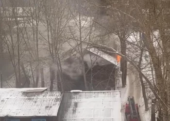 Аварийный барак загорелся в Ленинском районе Новосибирска: видео