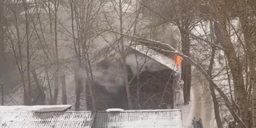 Аварийный барак загорелся в Ленинском районе Новосибирска: видео