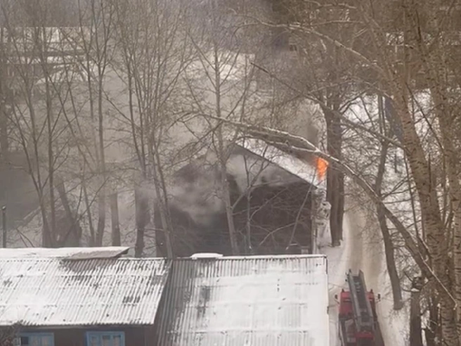 Аварийный барак загорелся в Ленинском районе Новосибирска: видео