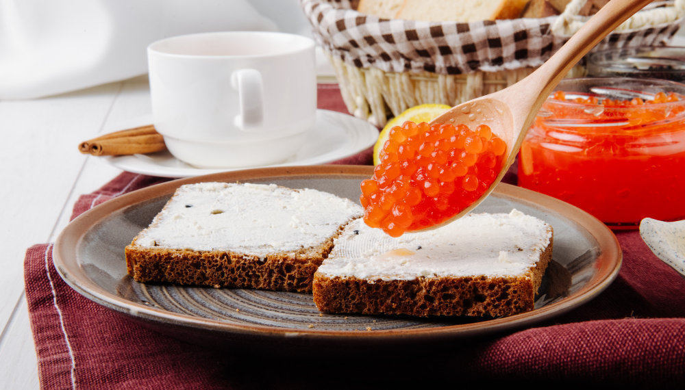 168 рублей за укус: аналитики назвали цену одного бутерброда с икрой