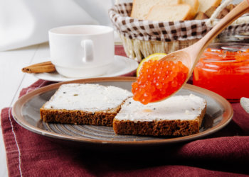 168 рублей за укус: аналитики назвали цену одного бутерброда с икрой