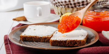 168 рублей за укус: аналитики назвали цену одного бутерброда с икрой