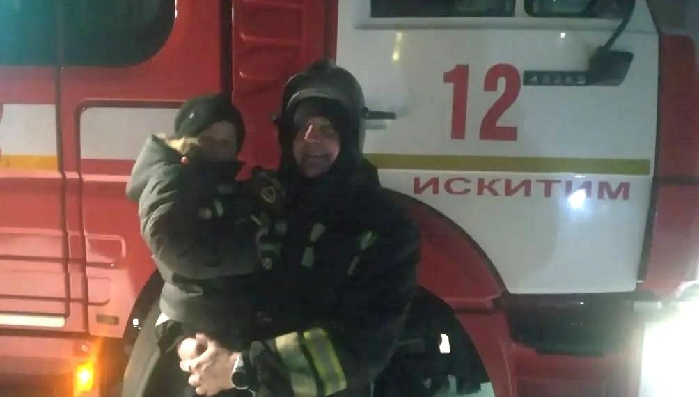 В Новосибирске пожарные спасли ребёнка и подарили ему игрушку