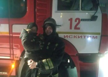 В Новосибирске пожарные спасли ребёнка и подарили ему игрушку