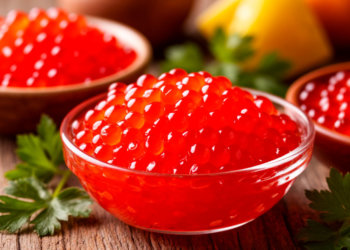 Роспотребнадзор опубликовал чек-лист для выбора качественной красной икры для новогодних бутербродов