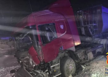 В лобовом столкновении легковушки с тягачом погибли четыре человека на сибирской трассе