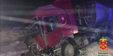 В лобовом столкновении легковушки с тягачом погибли четыре человека на сибирской трассе