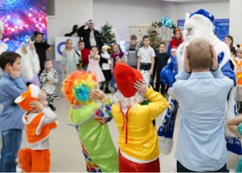 Волшебники исполнили мечты детей: активисты устроили праздники для маленьких жителей Новосибирской области