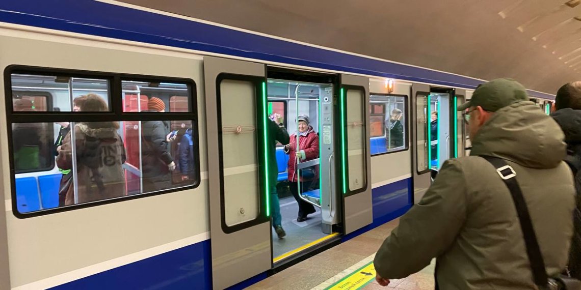 В Новосибирск досрочно прибыли новые пятивагонные составы для метро