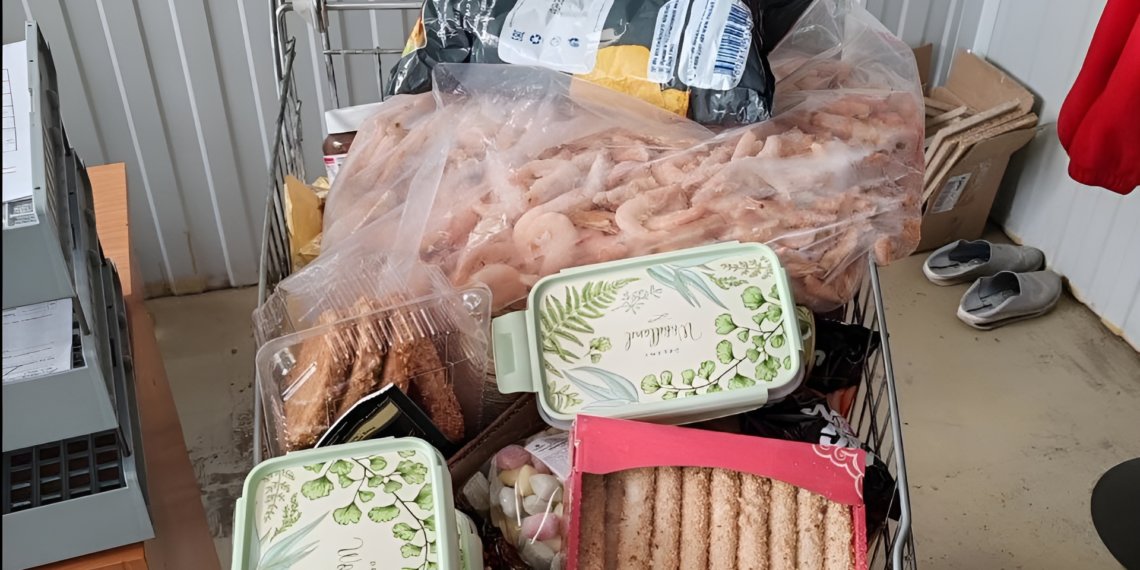 Новосибирец выкатил из магазина полную тележку, пока кассир не видел