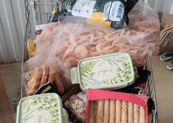 Новосибирец выкатил из магазина полную тележку, пока кассир не видел