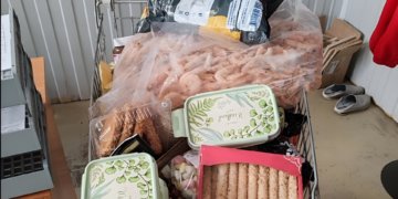 Новосибирец выкатил из магазина полную тележку, пока кассир не видел