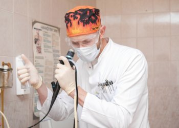 Новосибирские врачи спасли проглотившего батарейку годовалого ребёнка