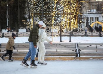 Где покататься на коньках в новогодние каникулы в Новосибирске? Список самых популярных катков, расписание и цены