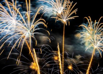 Штраф до 50 тысяч рублей грозит россиянам за «опасный» запуск фейерверков