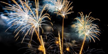 Штраф до 50 тысяч рублей грозит россиянам за «опасный» запуск фейерверков