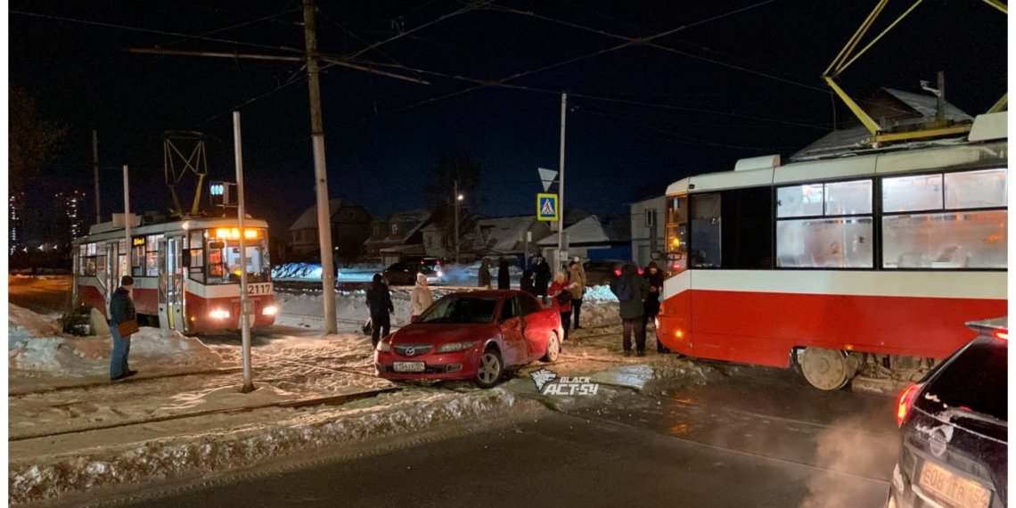ДТП на трамвайных путях парализовало движение на дороге в Новосибирске