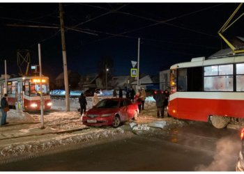 ДТП на трамвайных путях парализовало движение на дороге в Новосибирске