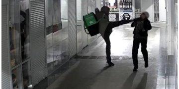 Ударившего пенсионерку неадекватного курьера задержали в Новосибирске