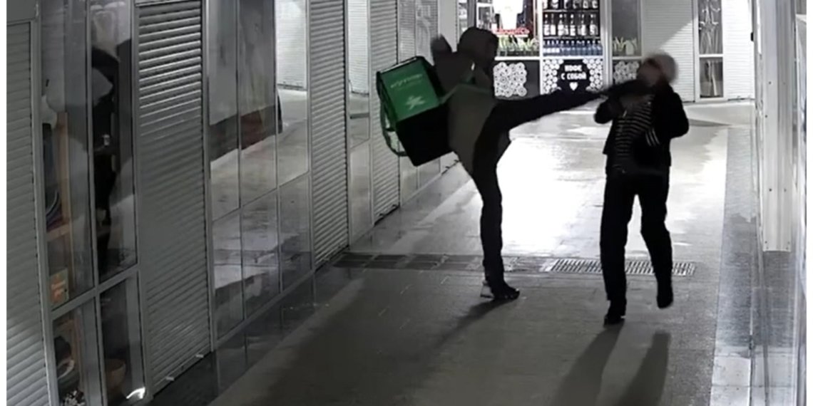 Ударившего пенсионерку неадекватного курьера задержали в Новосибирске