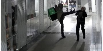 Прокуратура взяла на контроль охоту на неадекватного курьера в Новосибирске