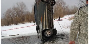 Со дна озера подняли машину с с телом мужчины внутри в Новосибирске